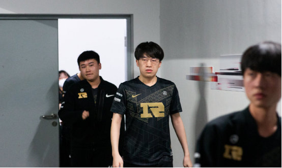 迫使对手陷 迫使对手陷